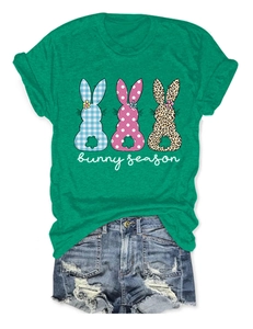 T-shirt Bunny Season vert vif avec short en jean bleu déchiré posé à plat sur blanc
