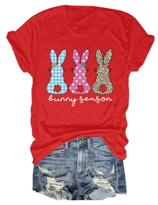 Détail du t-shirt rouge Bunny Season avec motifs de lapins texturés et short en jean