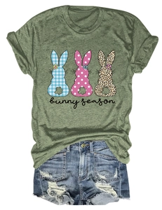 Ensemble t-shirt en coton imprimé Bunny Season et short en jean vieilli posé à plat