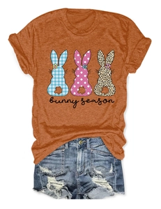 Détail du t-shirt orange Bunny Season et short en jean vieilli pour tenue d'été