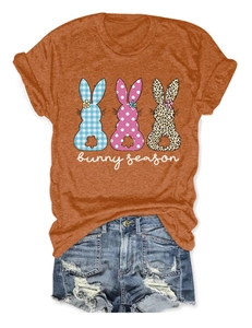 T-shirt rouille Bunny Season avec silhouettes de lapins et short en jean assorti