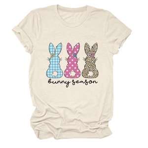 Détail de l'imprimé Bunny Season sur un t-shirt beige à manches courtes et col rond