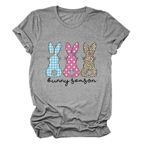 Détail du t-shirt gris Bunny Season avec trois silhouettes de lapins aux motifs variés