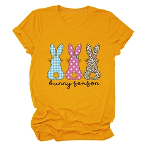 Détail d'un t-shirt jaune gingembre Bunny Season avec motifs à carreaux et léopard