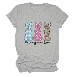 Vue détaillée du graphique Bunny Season avec motifs de lapins à carreaux bleus et pois roses