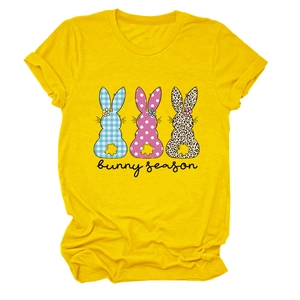 Détail du graphique Bunny Season avec silhouettes de lapins sur t-shirt en coton jaune