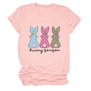 Détail d'un t-shirt rose en coton avec trois silhouettes de lapin et texte Bunny Season