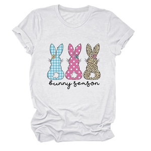 Détail de silhouettes de lapin à motifs carreaux et léopard sur un t-shirt en coton