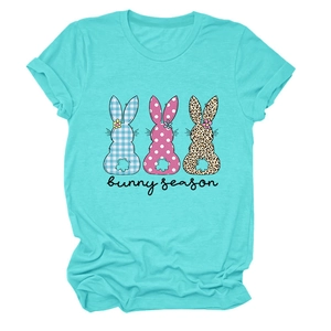 Détail de l'imprimé graphique lapin sur t-shirt vert menthe avec texte bunny season
