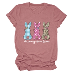 Détail du t-shirt rose Bunny Season avec lapins à carreaux, pois et imprimé léopard