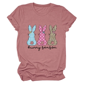 Gros plan d'un t-shirt rose avec trois silhouettes de lapin et le texte Bunny Season