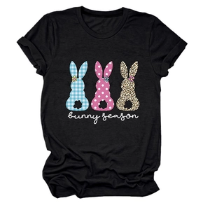 Détail des imprimés de lapins et texte 'bunny season' sur un T-shirt noir en coton