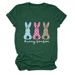Détail du t-shirt vert foncé avec trois silhouettes de lapins et le texte Bunny Season