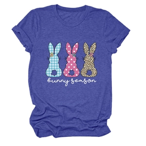 Détails des silhouettes de lapin léopard et à pois sur le t-shirt de couleur bleu-violet