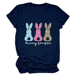 Détail d'un t-shirt bleu marine en coton avec trois silhouettes de lapin à motifs