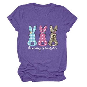 Vue détaillée du t-shirt violet en coton avec trois motifs de lapin et lettrage