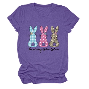 Détail du t-shirt violet Bunny Season avec trois motifs de lapins et inscription