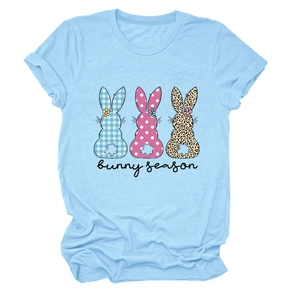 T-shirt bleu clair Bunny Season avec trois silhouettes de lapin aux motifs variés