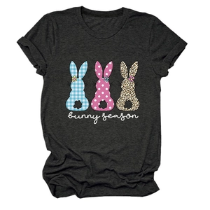 Détail de l'imprimé Bunny Season avec motifs à carreaux, pois et léopard sur t-shirt gris