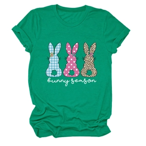 Détail d'un t-shirt en coton vert avec trois motifs de lapin colorés et une inscription