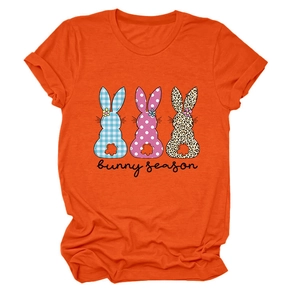Détail d'un t-shirt orange en coton avec trois silhouettes de lapin et texte bunny season