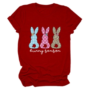 Détail de silhouettes de lapins en motifs carreaux, pois et léopard sur un T-shirt rouge