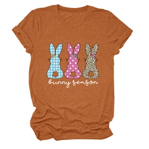 Détail du t-shirt Bunny Season avec silhouettes de lapins léopard et à pois roses