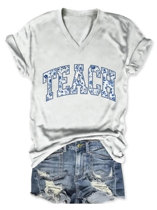 T-shirt bianca con scollo a V e stampa floreale TEACH con pantaloncini di jeans strappati