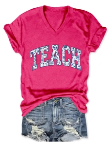T-shirt rosa con scollo a V e scritta TEACH floreale con pantaloncini di denim