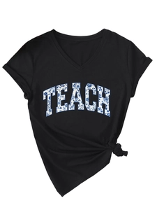 Dettaglio maglietta nera scollo a V con stampa floreale TEACH e nodo laterale chic
