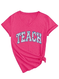 Dettaglio maglietta rosa scollo a V con scritte TEACH floreali e nodo laterale chic