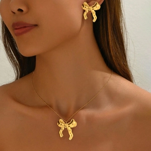 Collier Et Boucles D'Oreilles Nœud Papillon Plaqués Or 18K Acier Inoxydable Texture Métal Liquide Élégant Femmes