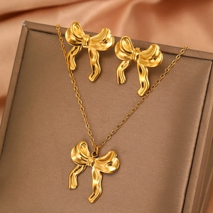 Parure de bijoux nœud plaqué or 18 carats avec collier et boucles d'oreilles