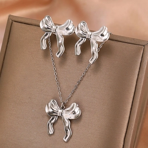 Parure de bijoux élégante en or 18 carats avec collier et boucles d'oreilles nœud