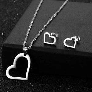 Schmuckset aus poliertem Edelstahl mit hohlem Herzanhänger, Halskette und Ohrsteckern