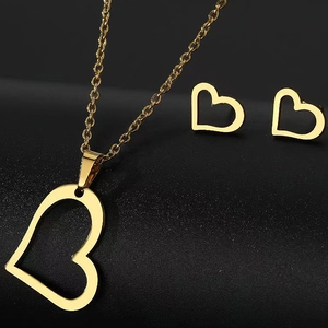 Poliertes Gold-Schmuckset aus Edelstahl mit hohlem Herzanhänger und passenden Herzohrsteckern