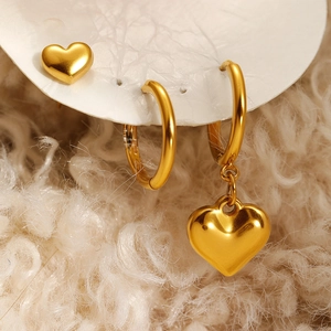 Ensemble de trois boucles d'oreilles en acier inoxydable plaqué or 18 carats avec cœurs