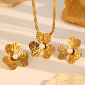 Exquisite 18K gold-plated stainless steel flower necklace and pearl earring jewelry set
