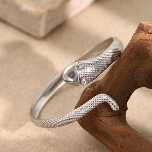 Minimalist snake-shaped open bracelet in silver finish with fish scale texture
