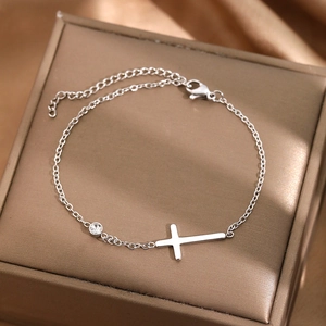 Bracelet à pendentif croix avec zircon étincelant plaqué or 18 carats sur boîte à bijoux