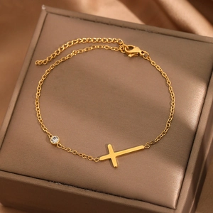 Bracelet minimaliste plaqué or 18 carats avec croix et zircon sur une chaîne fine
