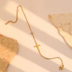 Bracelet croix plaqué or 18 carats avec pendentif en cristal sur fond de roche