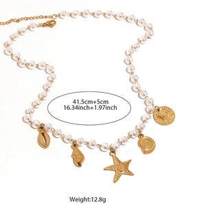 Perlenhalskette mit goldenen Seestern- und Muschelanhängern im Ozean-Stil für Damen