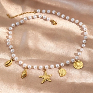 Meeres-Perlenkette mit goldenen Seestern- und Muschel-Anhängern auf Champagner-Satin