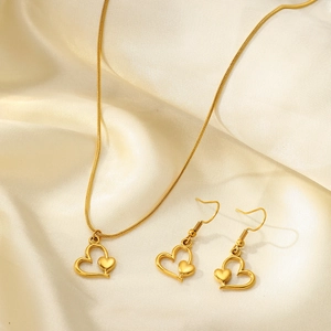 Parure collier et boucles d'oreilles cœur en acier titane doré sur soie blanche douce