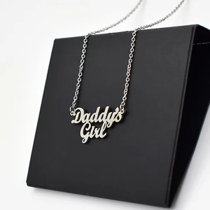 Collier Daddy's Girl en argent poli sur carte noire pour la fête des pères