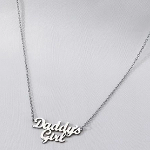 Collier Daddy's Girl argenté avec pendentif lettrage ajouré sur fond en soie grise