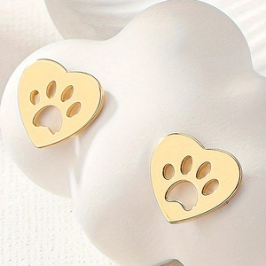 Minimalistische goldene Herz-Ohrstecker mit süßem Tatzen-Hohlmuster für den Alltag
