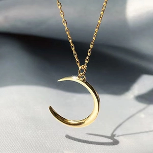Poliertes 18K Gold Halbmond Halskette mit Anhänger auf einer minimalistischen Kette