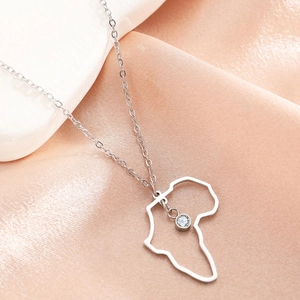 Collier pendentif carte d'Afrique en argent avec zircon sur fond de soie douce